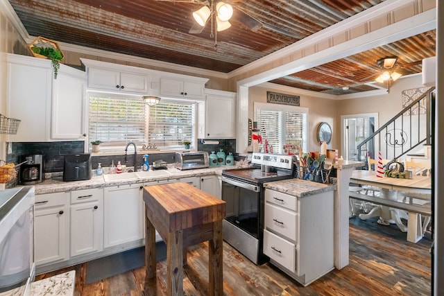 kitchen featuring dark hardwood / wood-style flooring, stainless steel electric stove, crown molding, sink, and white cabinets