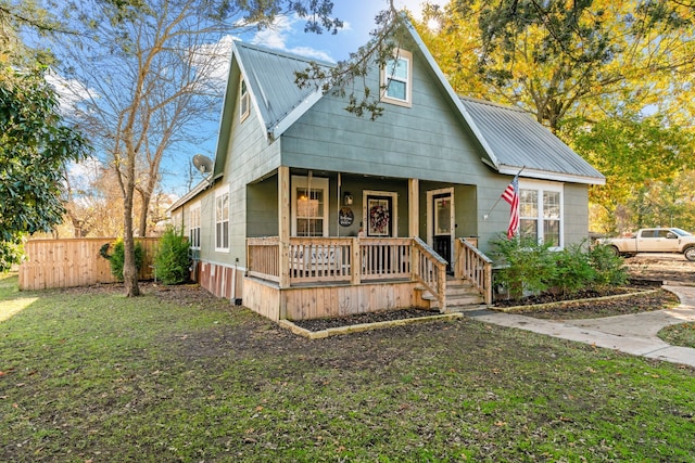 view of front of property featuring a front lawn and a porch