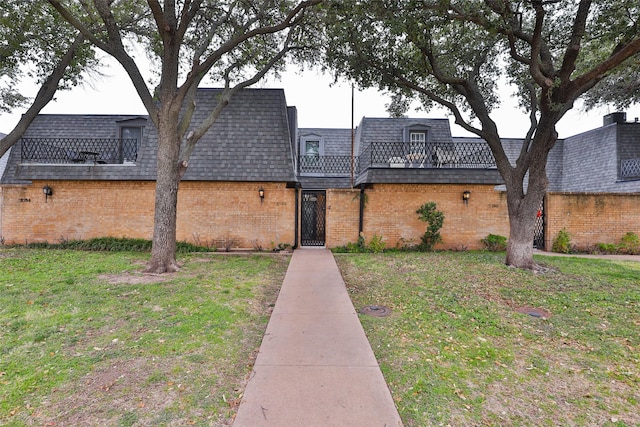 view of front of property featuring a front yard