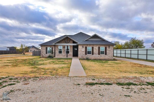 craftsman house featuring a front yard