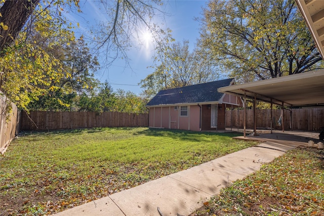 view of yard with an outdoor structure