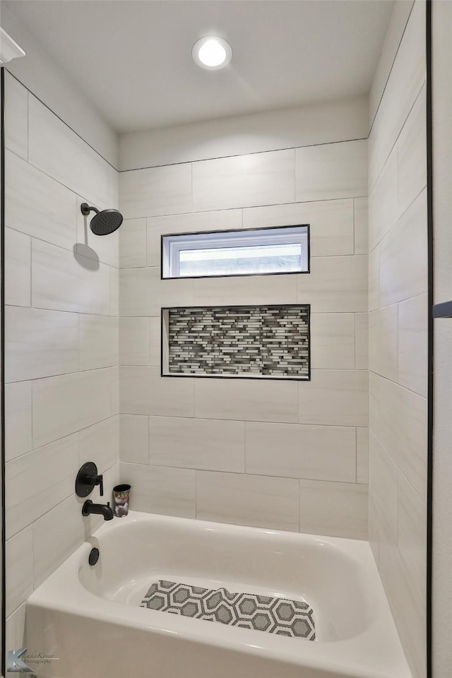 bathroom featuring tiled shower / bath combo