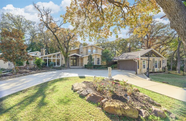 view of front of property featuring a front lawn and a garage