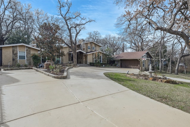 view of front of home featuring a front yard