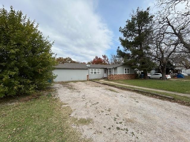 ranch-style home with a front yard