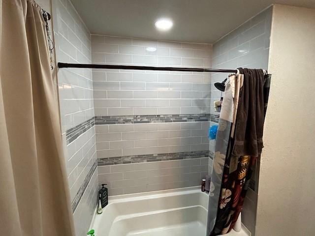 bathroom featuring shower / tub combo