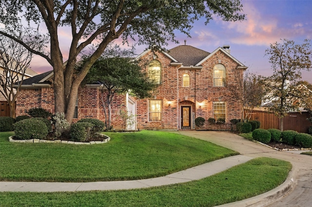 view of front property featuring a yard