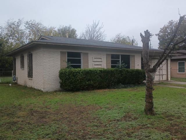 ranch-style house with a front lawn