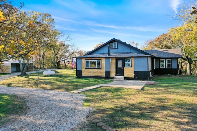 view of front facade featuring a front yard