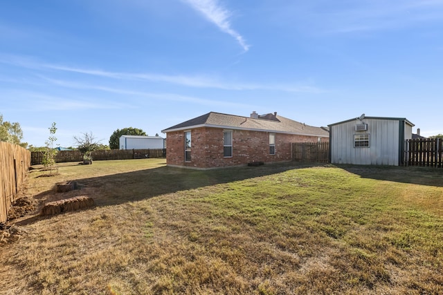 view of yard with an outbuilding