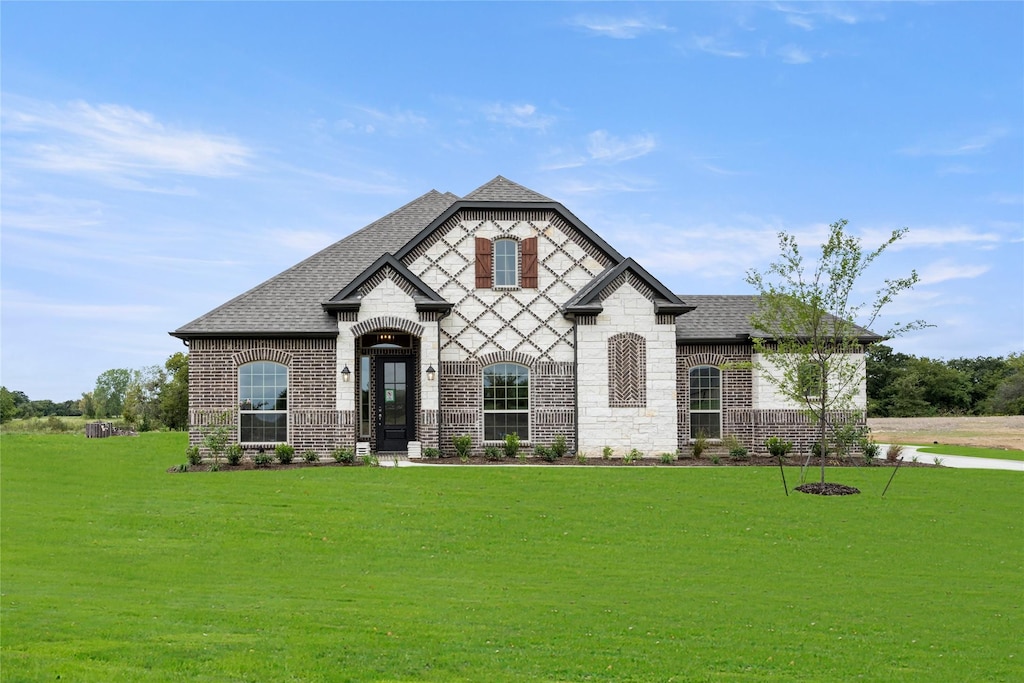 view of front of property with a front yard