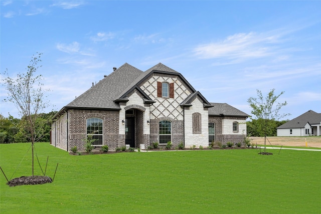 view of front facade featuring a front lawn