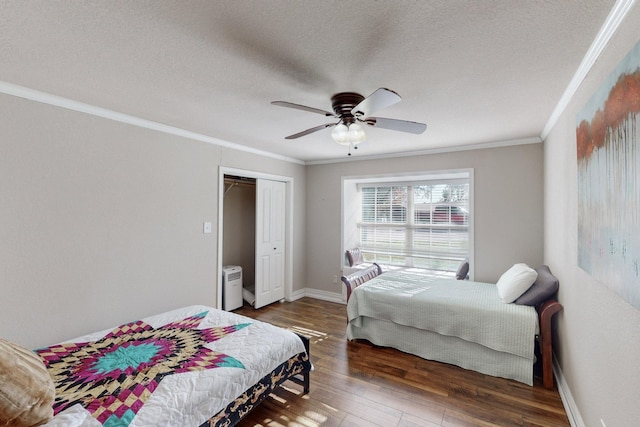 bedroom featuring ceiling fan, ornamental molding, a textured ceiling, a closet, and dark hardwood / wood-style flooring