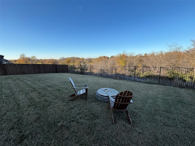 view of yard featuring a fire pit