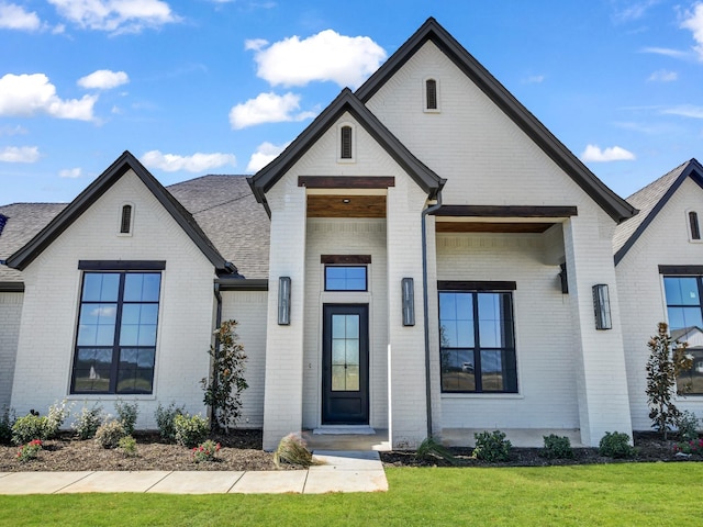 view of front of home featuring a front lawn