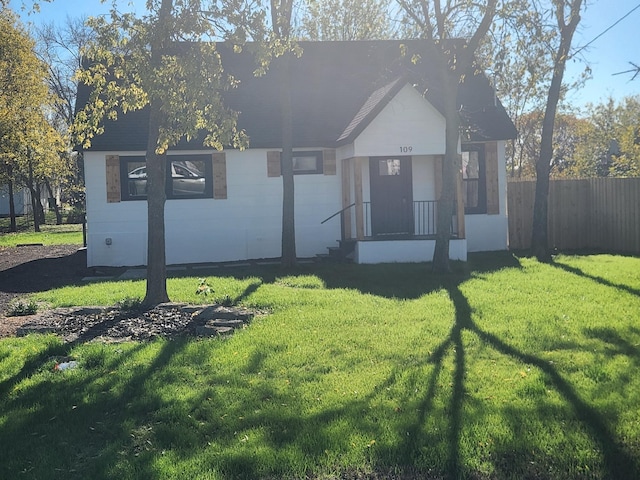 view of front facade featuring a front yard