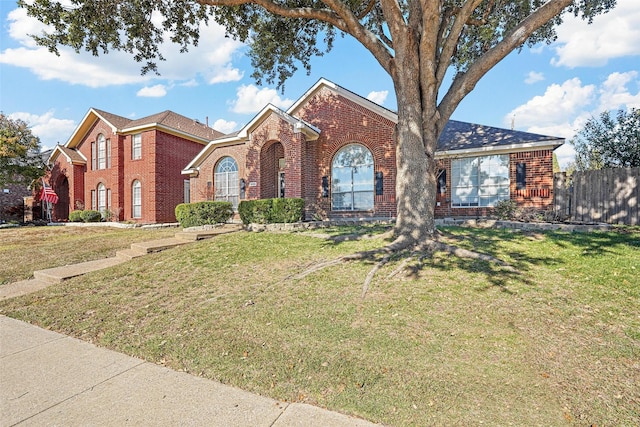 view of front of property featuring a front lawn