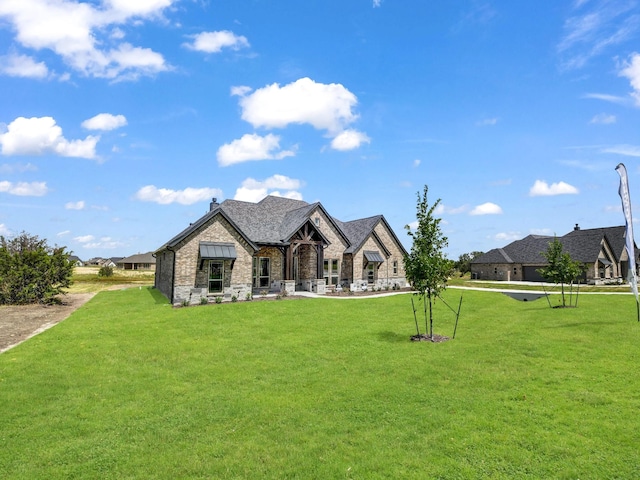 view of front of property featuring a front yard