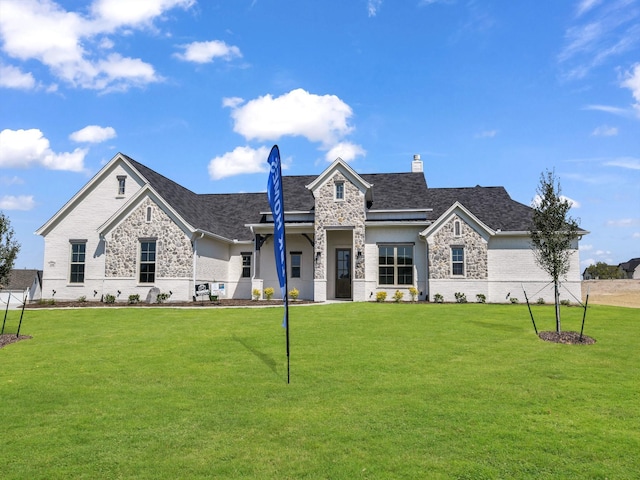 view of front of property featuring a front yard