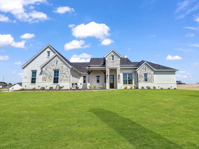 view of front of home featuring a front lawn