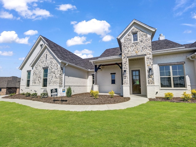 view of front of property featuring a front lawn