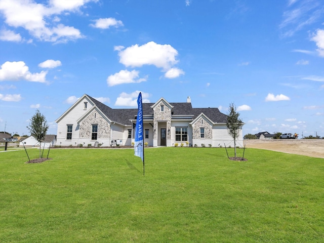 view of front of home featuring a front yard