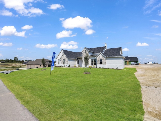 view of front of property with a front lawn