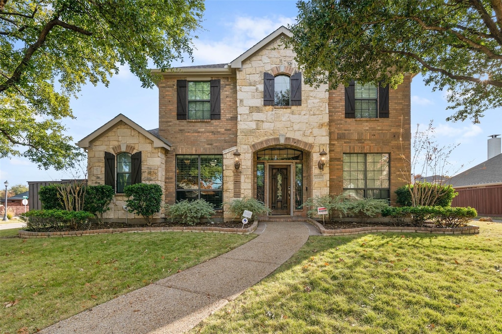 view of front of house featuring a front yard