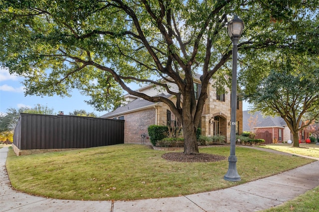 view of front facade featuring a front yard