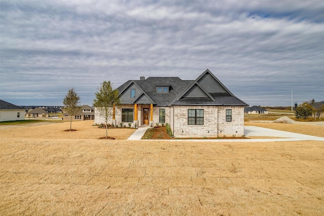 view of front of house featuring a front lawn