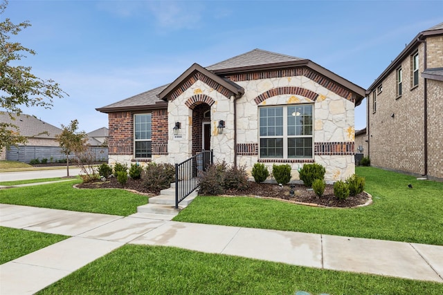 view of front of property featuring a front lawn