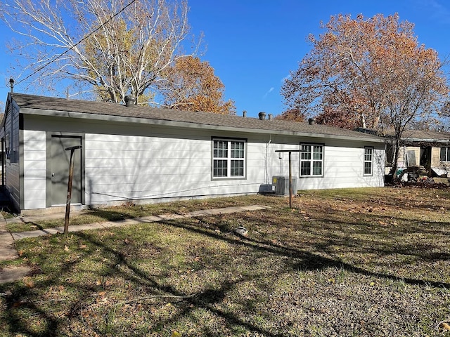 back of house featuring a lawn