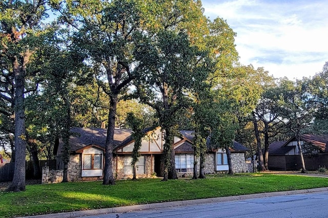 view of front of home featuring a front lawn