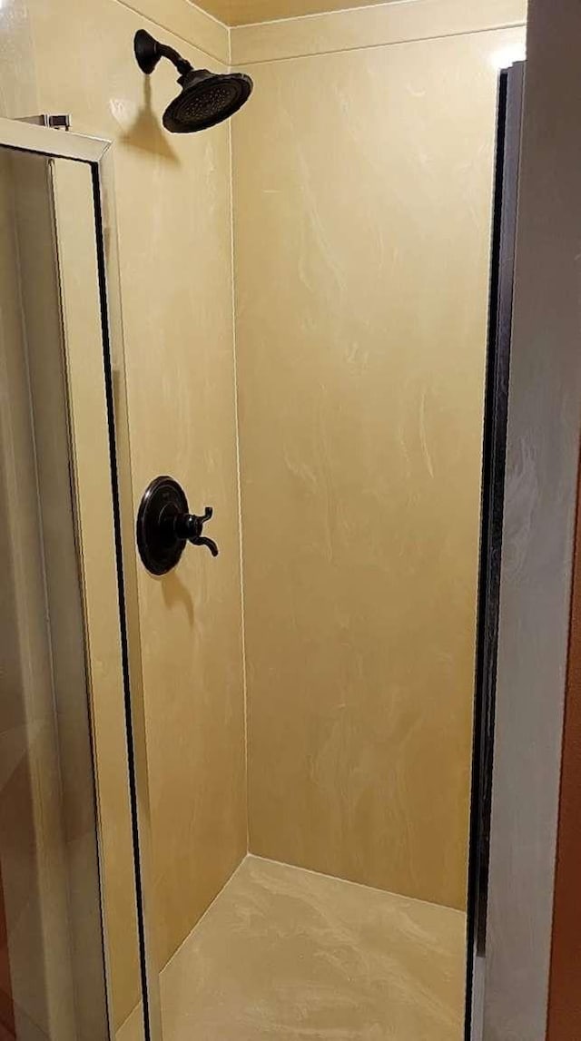 bathroom featuring a tile shower