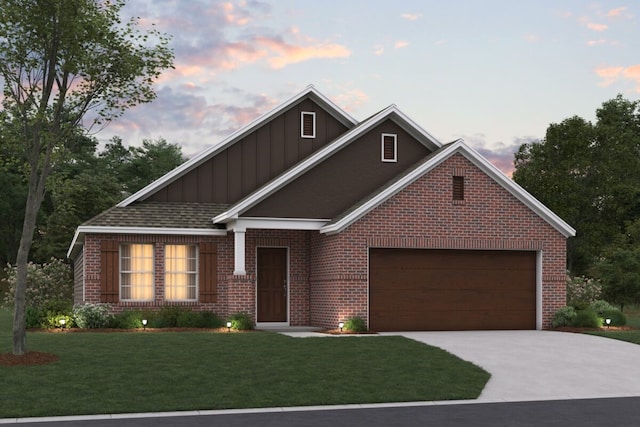 view of front facade featuring a yard and a garage