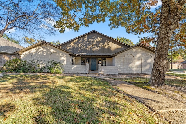 single story home with a front yard