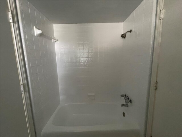 bathroom with tiled shower / bath