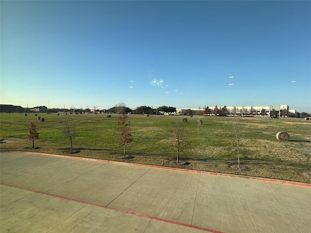 view of yard featuring a rural view