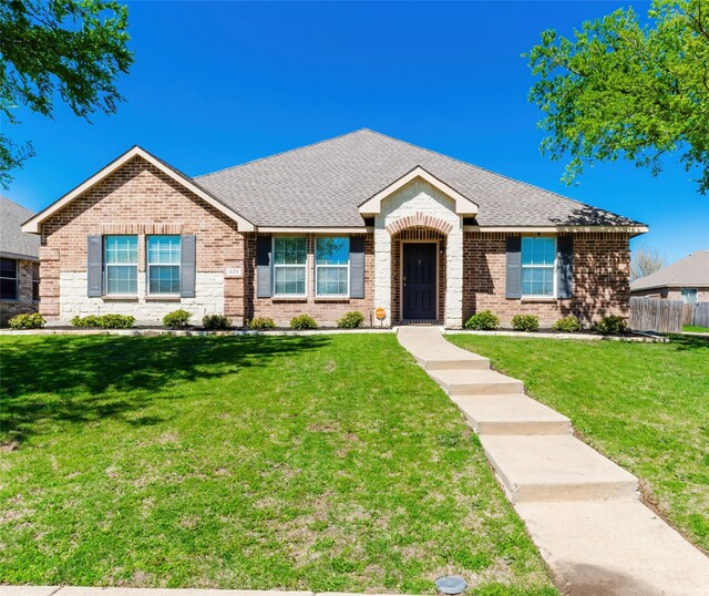 view of front facade with a front yard