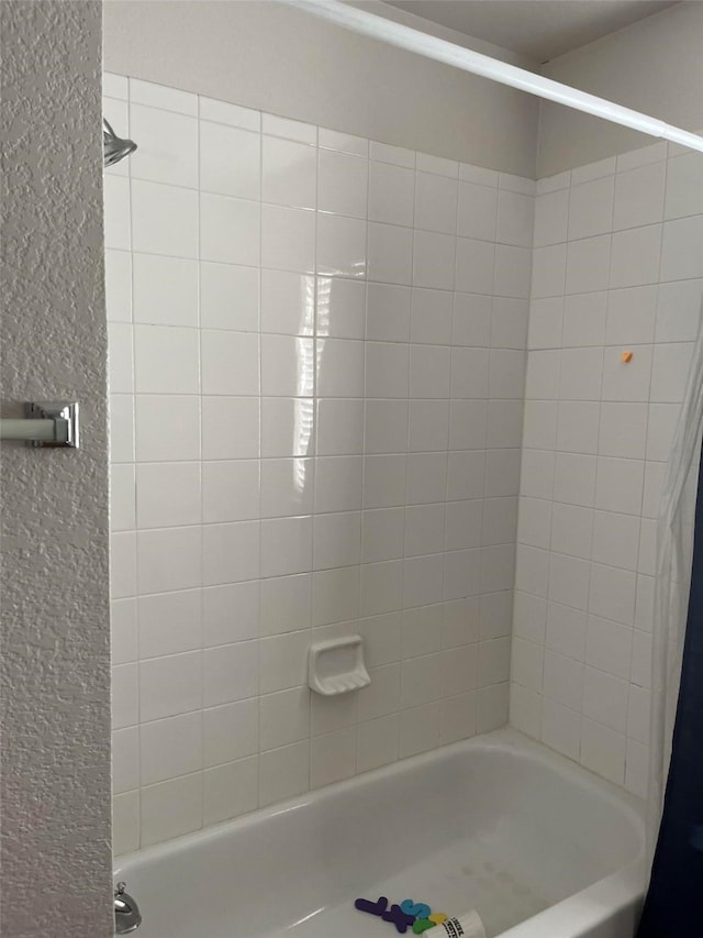 bathroom featuring tiled shower / bath