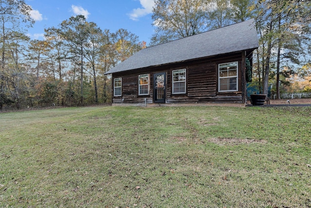 log cabin featuring a front yard