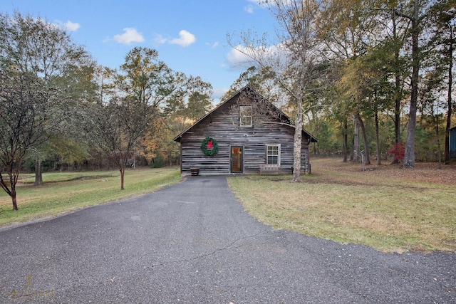 view of front of property featuring a front lawn