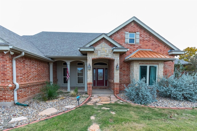 view of front facade featuring a front lawn and a porch