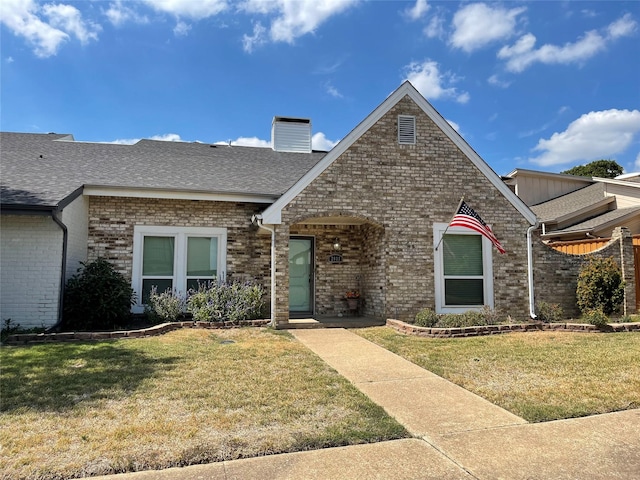 view of front of home with a front lawn