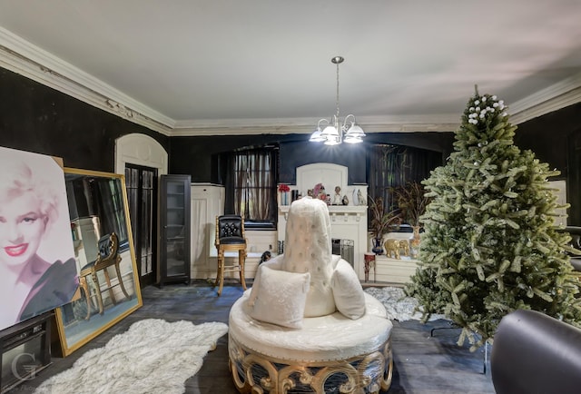 living area featuring an inviting chandelier and crown molding