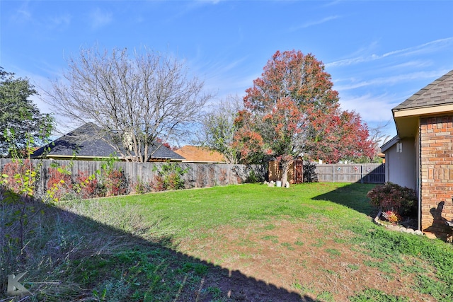 view of yard with a shed