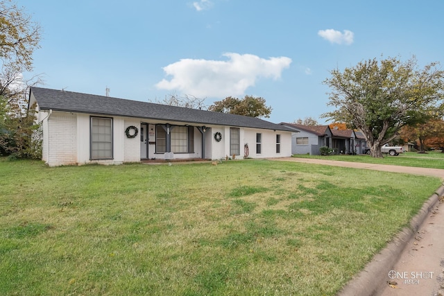 single story home featuring a front yard