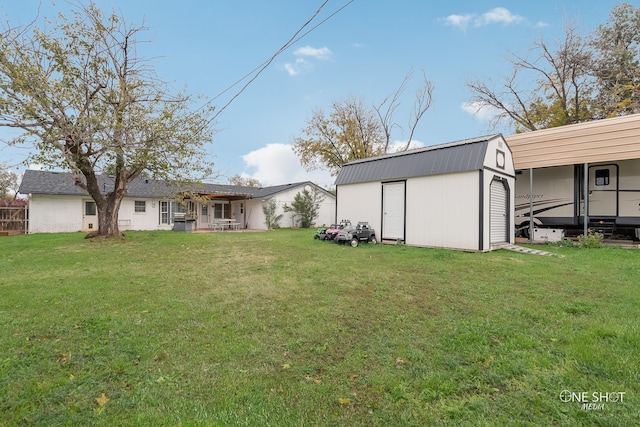 view of yard with an outbuilding