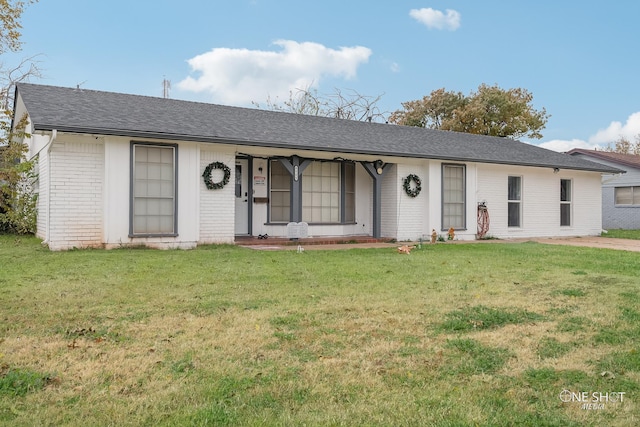 ranch-style house featuring a front lawn