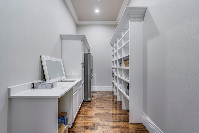 walk in closet with dark hardwood / wood-style floors